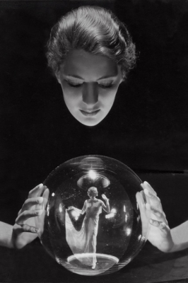 calendario incontri > Luisa Bondoni - George Hoyningen Huene, tra classicità e surrealismo | NESSUNO[DORME]