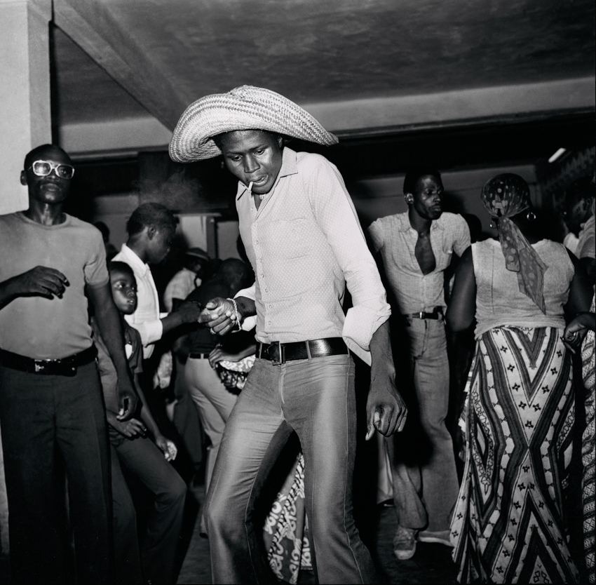 Paul Kodjo, Abidjan, Années 1970, série Les Soirées dansantes Avec l’aimable autorisation des Rencontres du Sud et de in camera galerie.